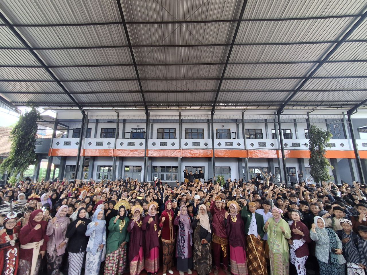 Edisi Spesial Bulan Bahasa 2025: Saatnya Kata Beraksi, Prestasi Bersemi di SMPN 1 Turen! 